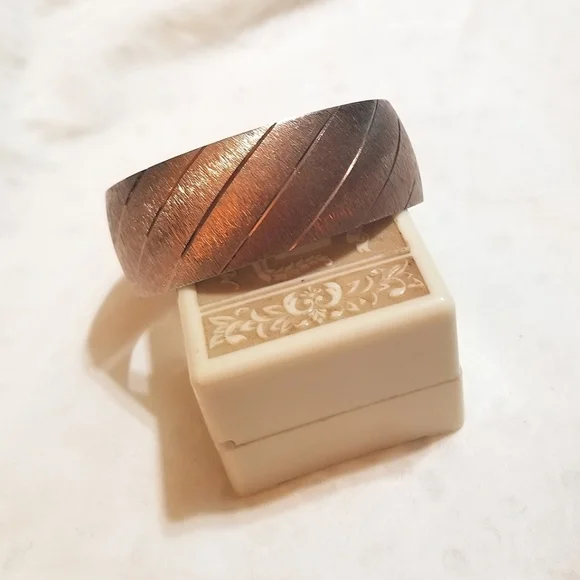 VINTAGE Brushed Golden Coppery Bangle Bracelet - Picture 2 of 6